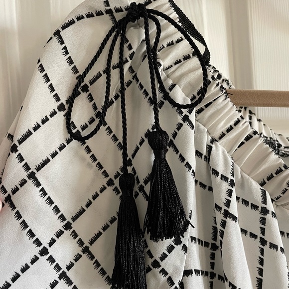 Like New off the shoulder blouse - Picture 4 of 6